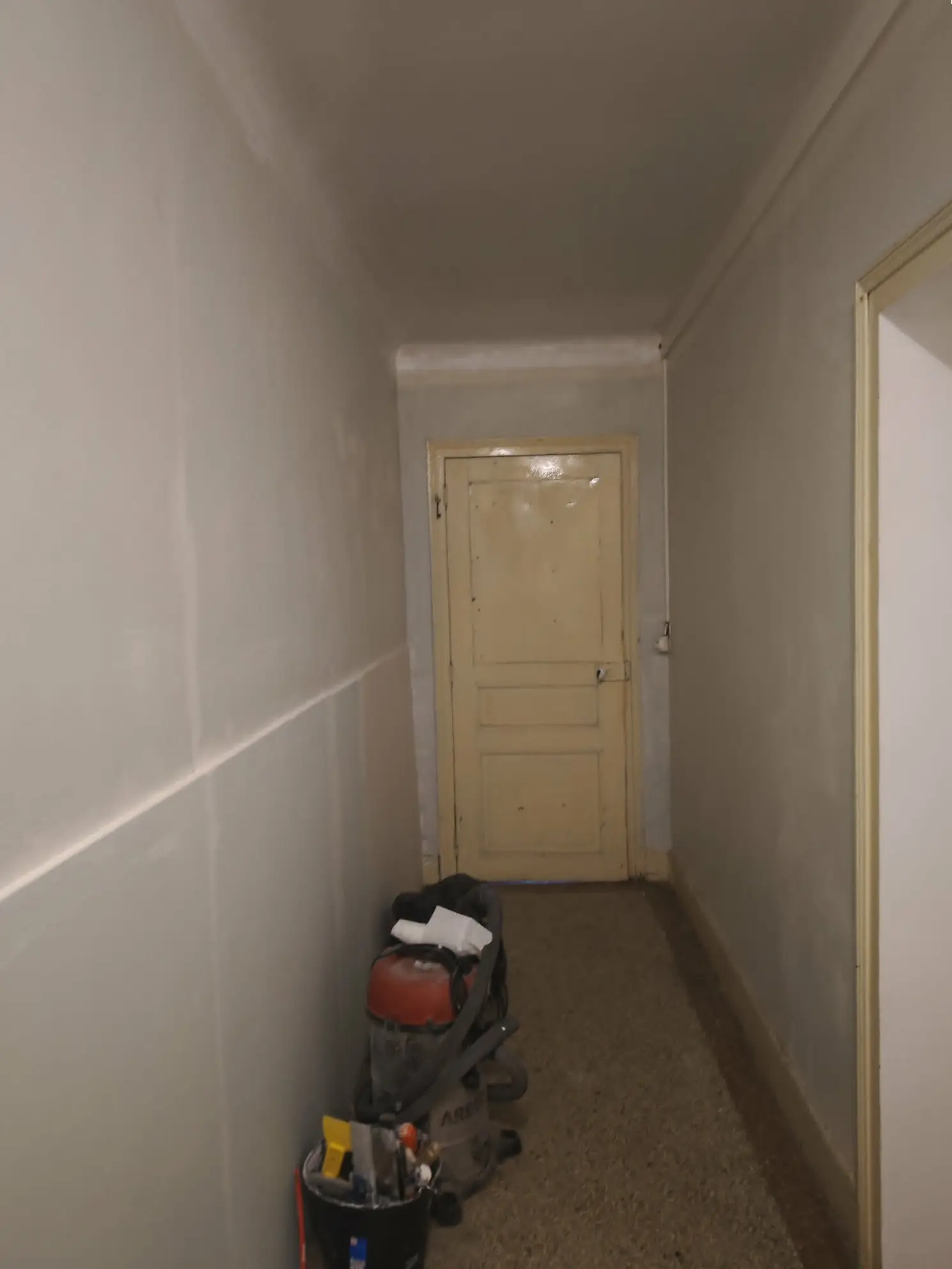 Murs du couloir après rebouchage et peinture