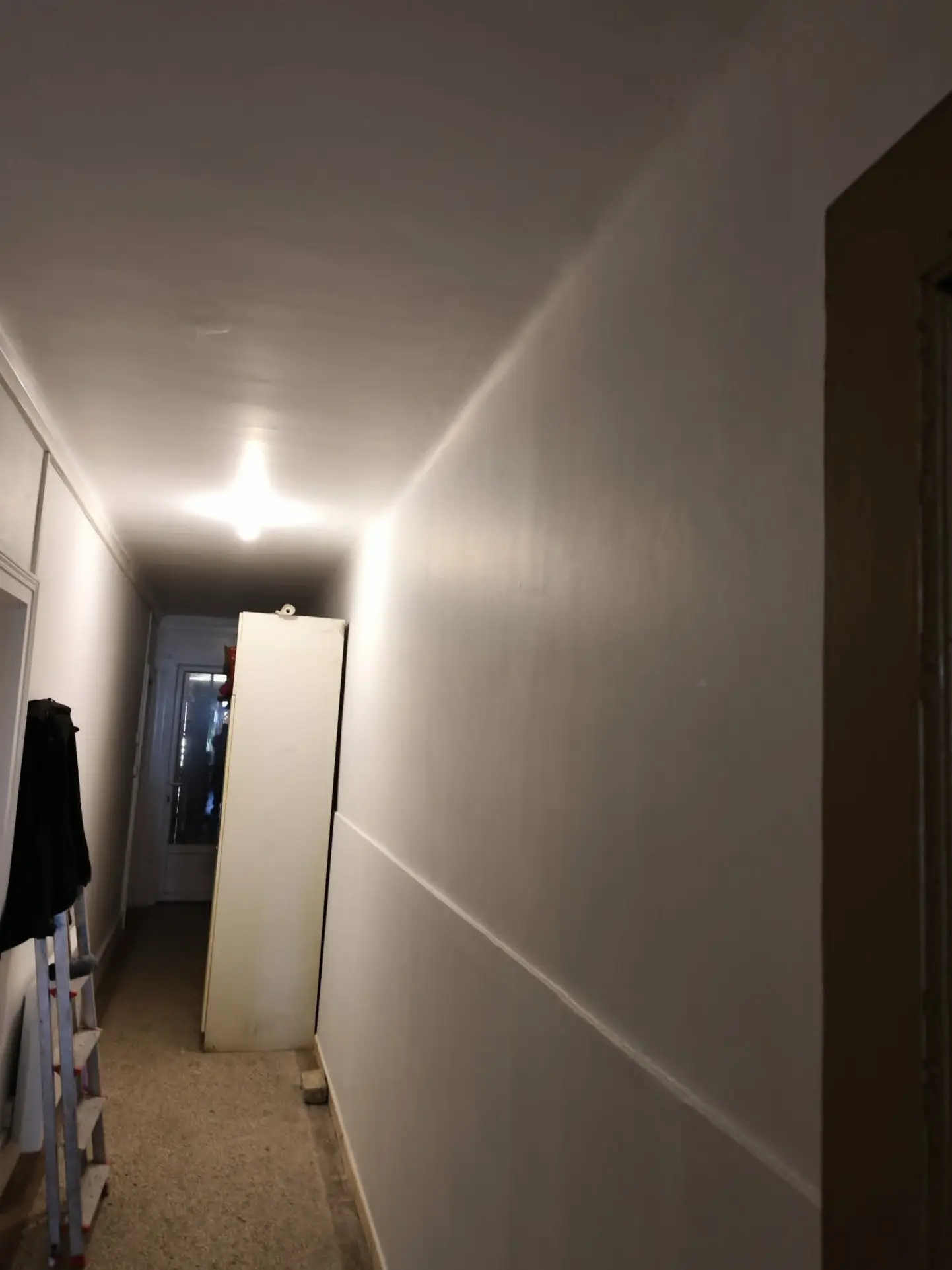 Couloir rénové après remise en peinture