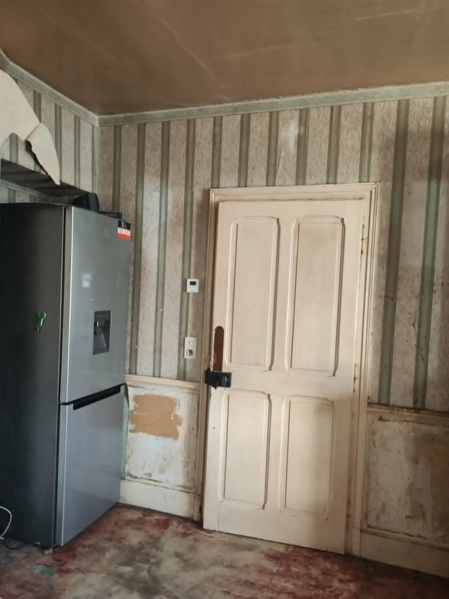 Plafond et murs de la cuisine avant rénovation