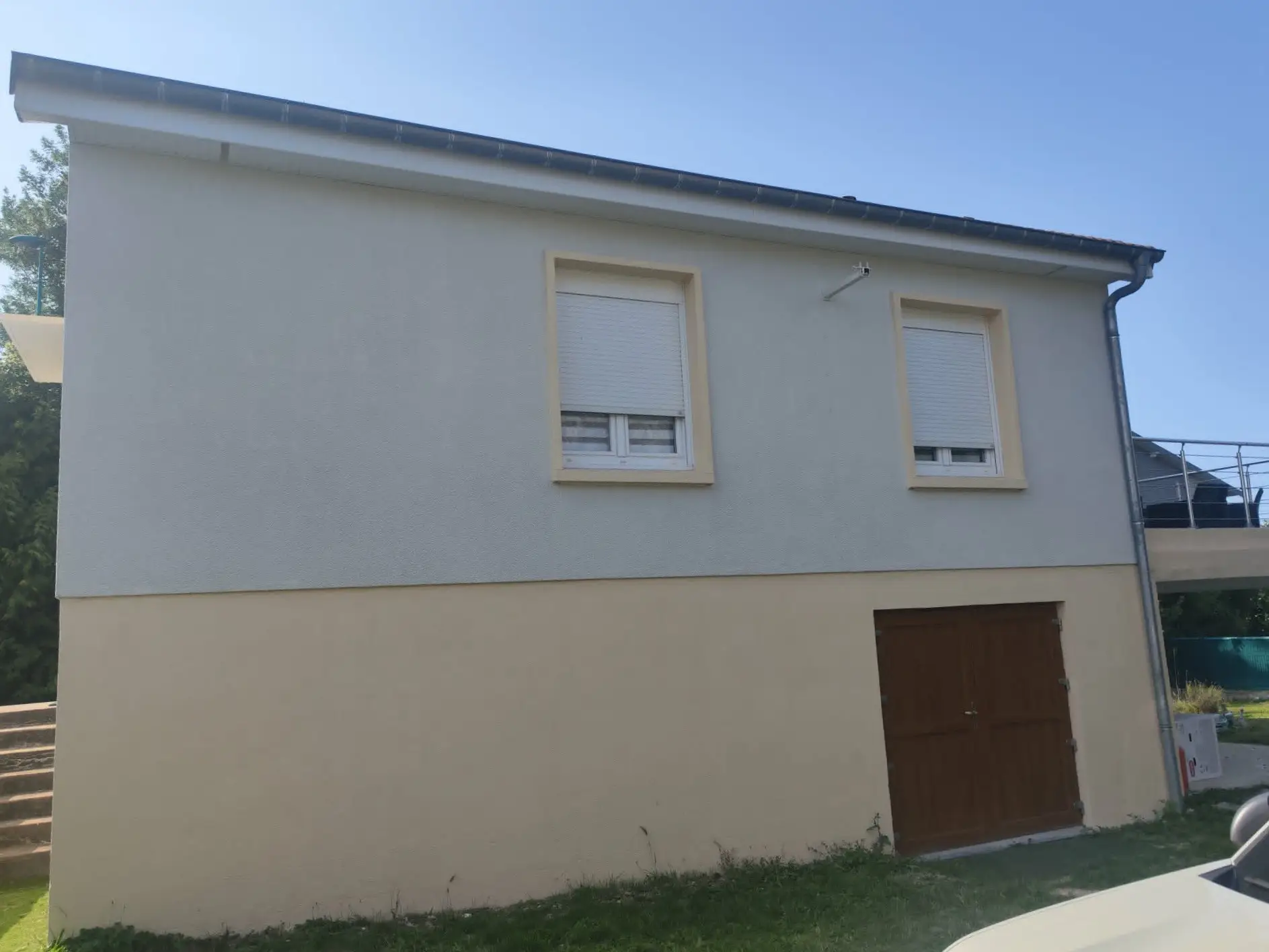 Muret devant la maison après remise en peinture
