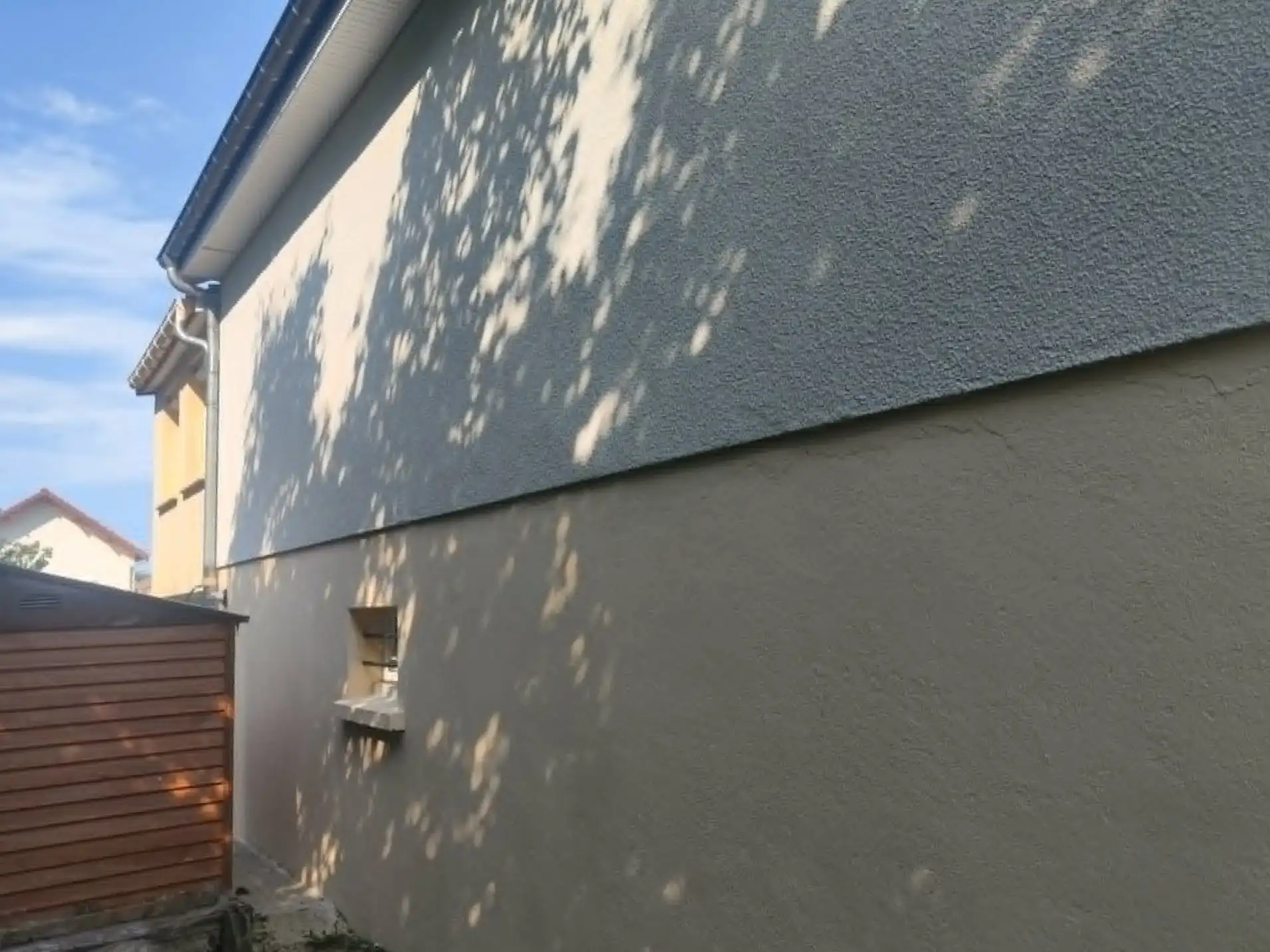 Façade et muret après travaux de peinture