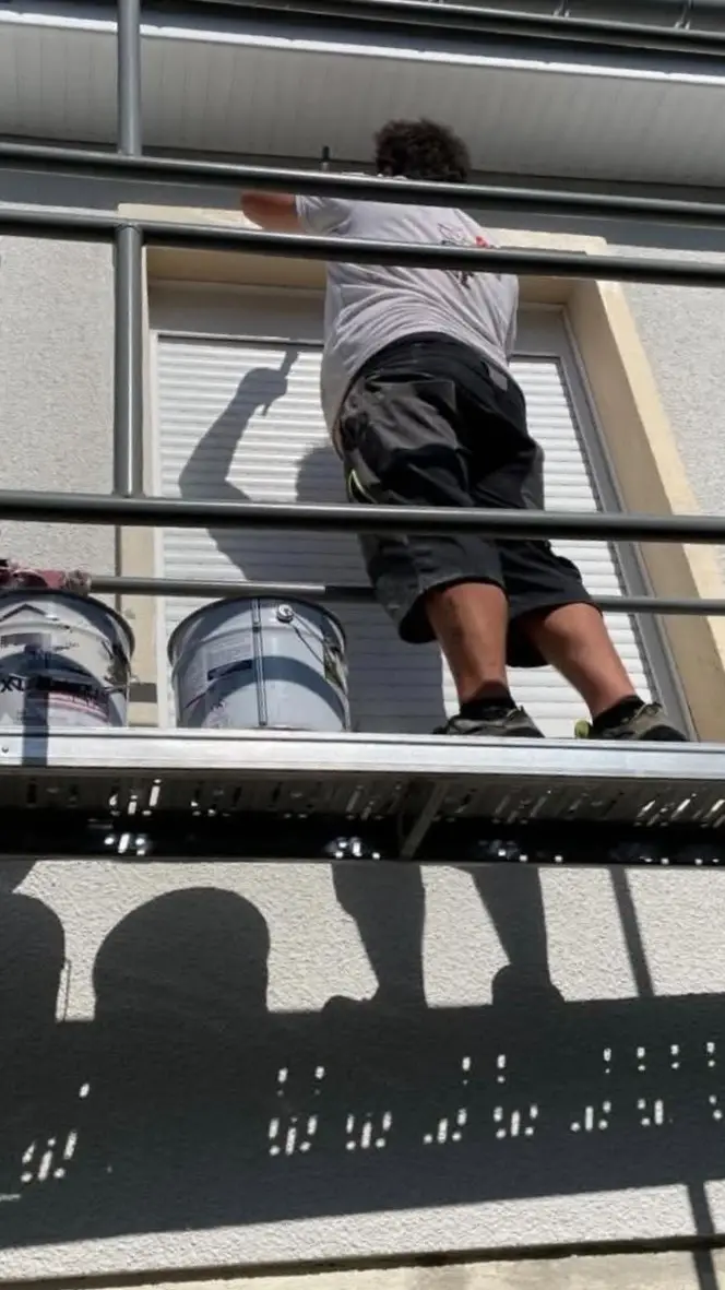 Muret devant la maison avant remise en peinture