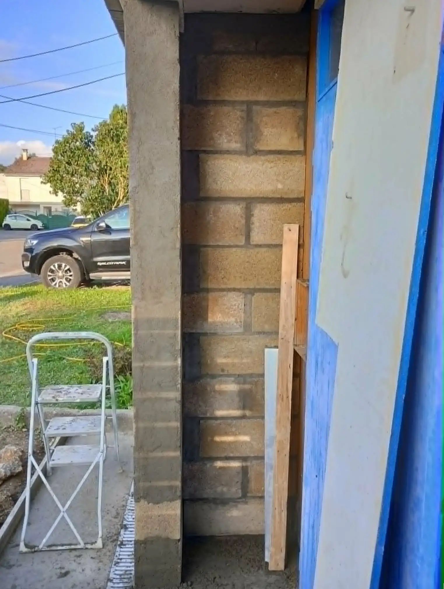 Travaux de construction du muret extérieur