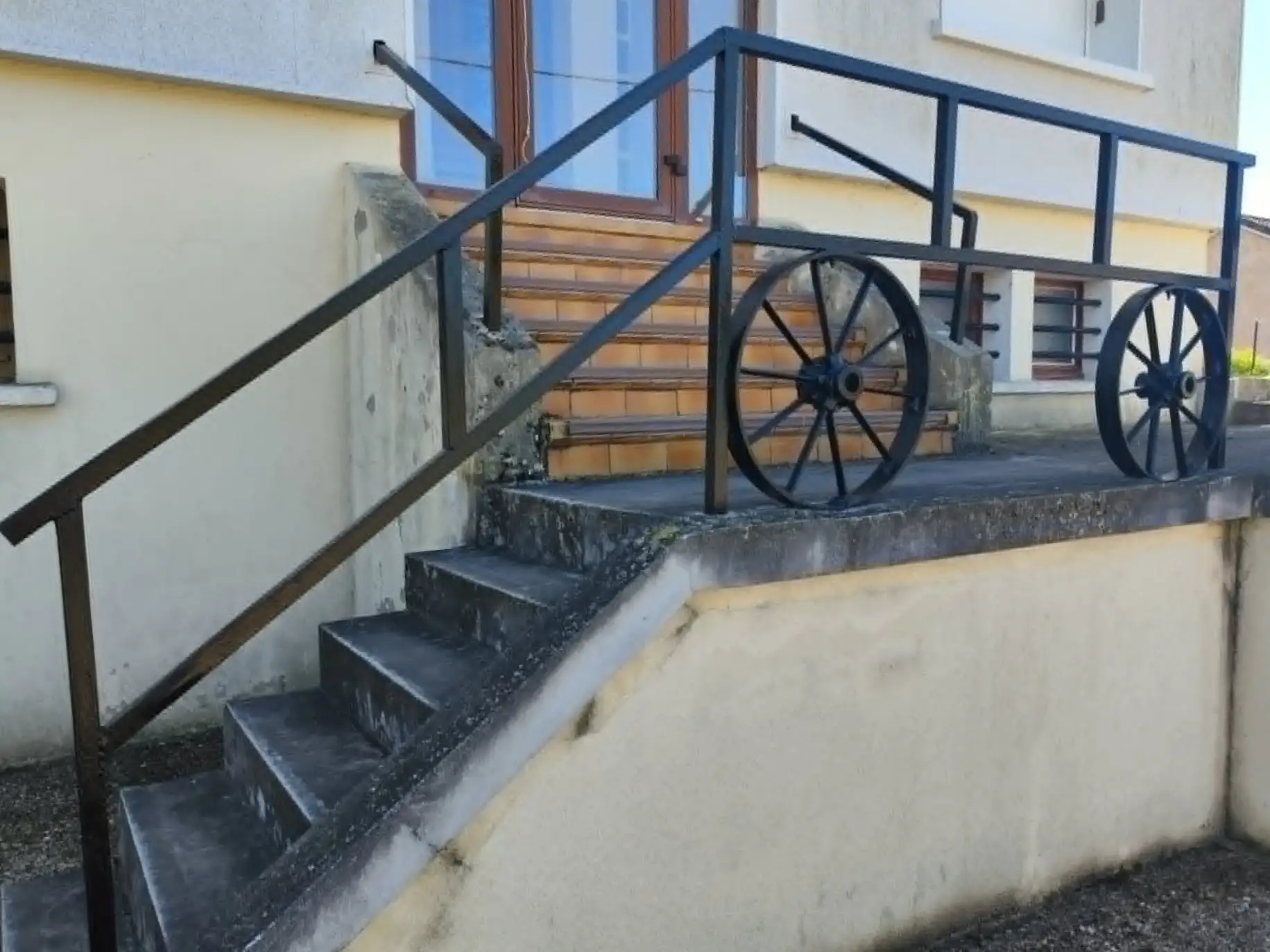 Rampe extérieure après remise en peinture noire