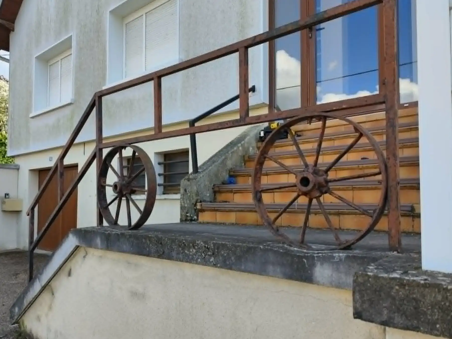 Rampe extérieure rouillée avant remise en peinture