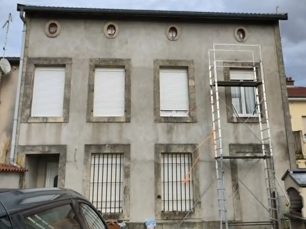 Ouvertures circulaires avant rebouchage en partie haute de la façade