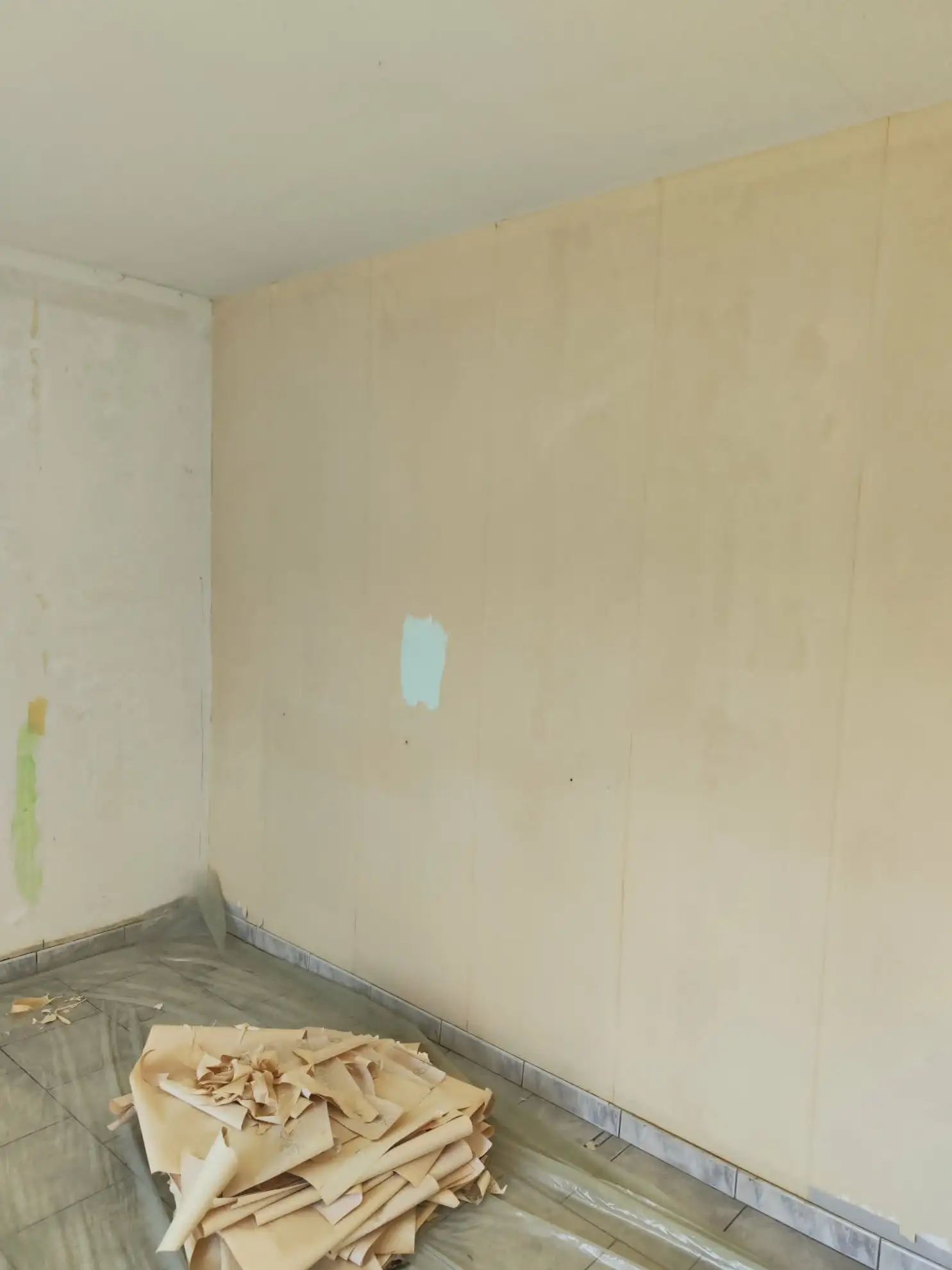Murs avec papier peint avant rénovation